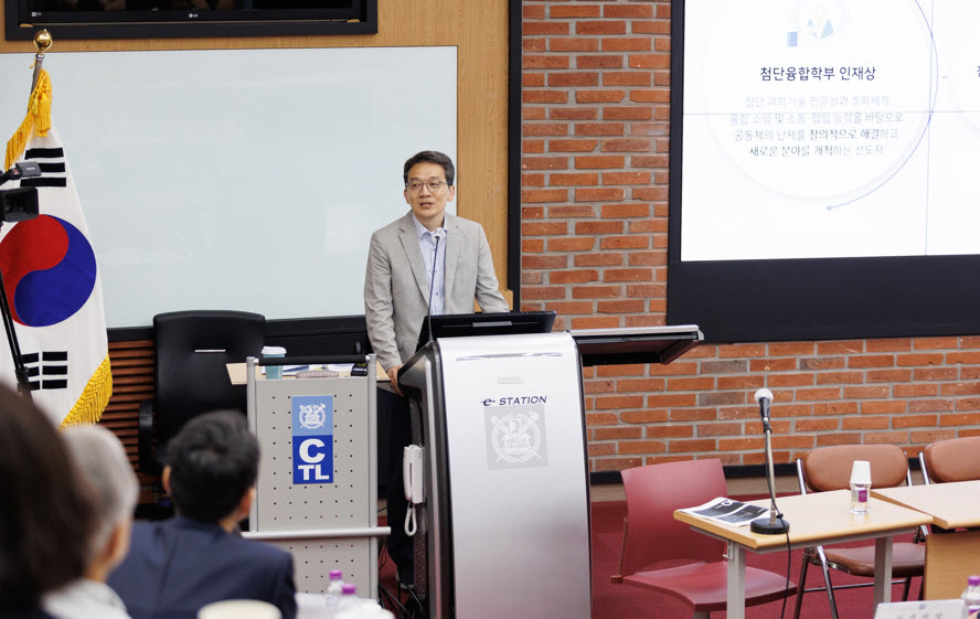 Song Jun ho, head of the preparation committee for the college, introduced the overall operation plan.