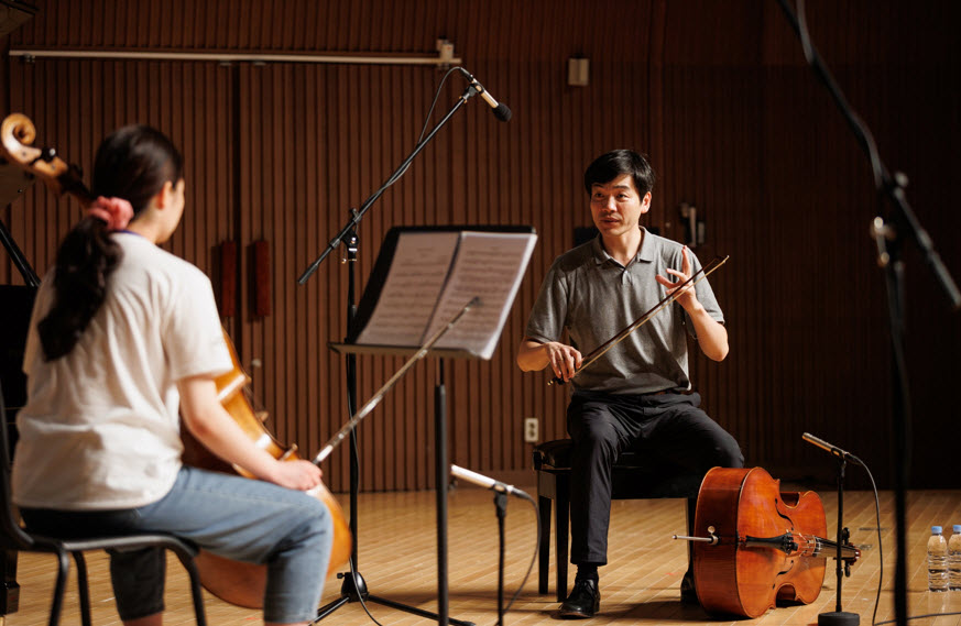 Professor Kim Doo-Min (College of Music) providing instruction in his master class