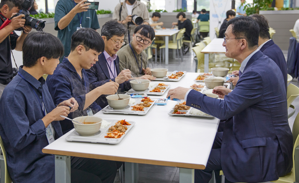 Seoul National University Hosts 100-Person Donation Relay for 1,000 Won Meals