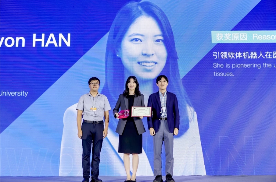 Professor Kyungwon Han at the award ceremony