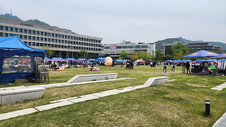 The Central Lawn bustling with activity during the Spring-kle festival