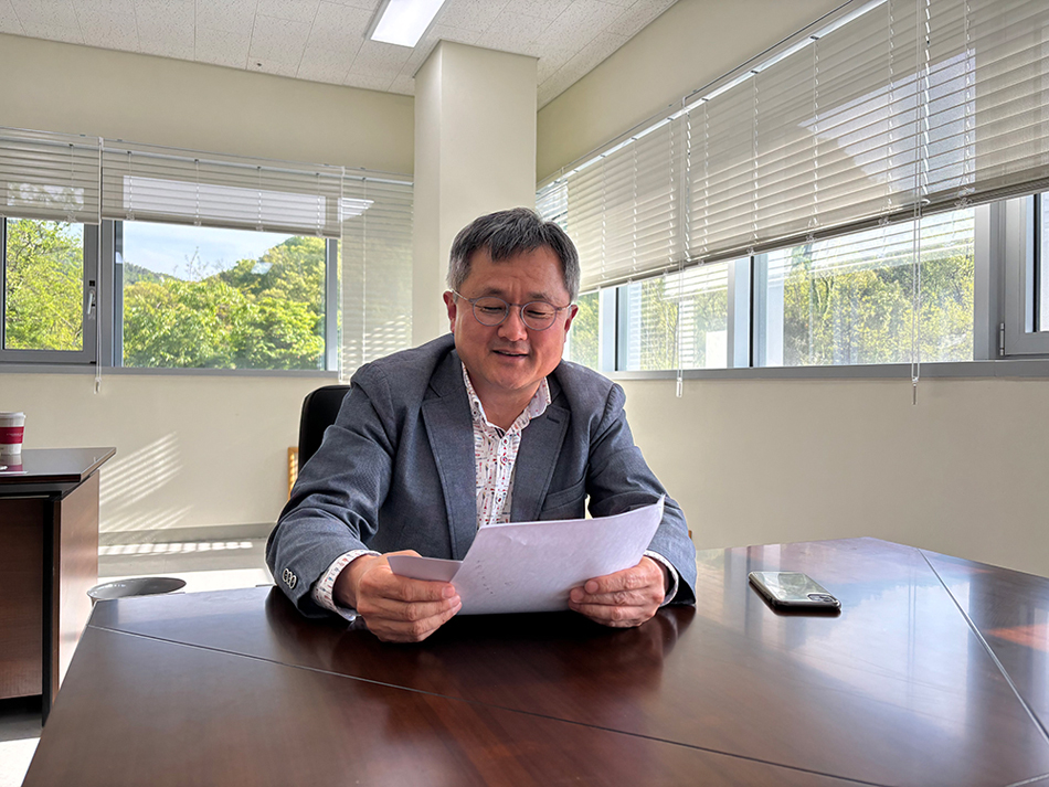 Director Jeong Byeong-seol of the SNU Archives speaks in an interview