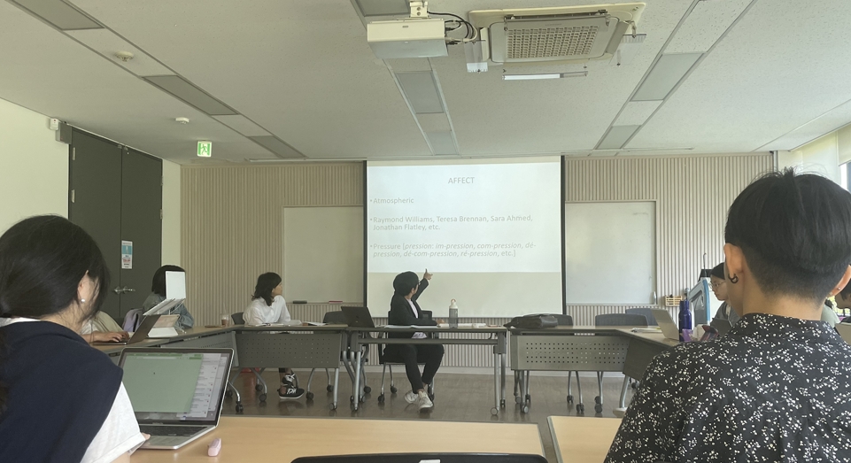 Professor Goh delivering his talk