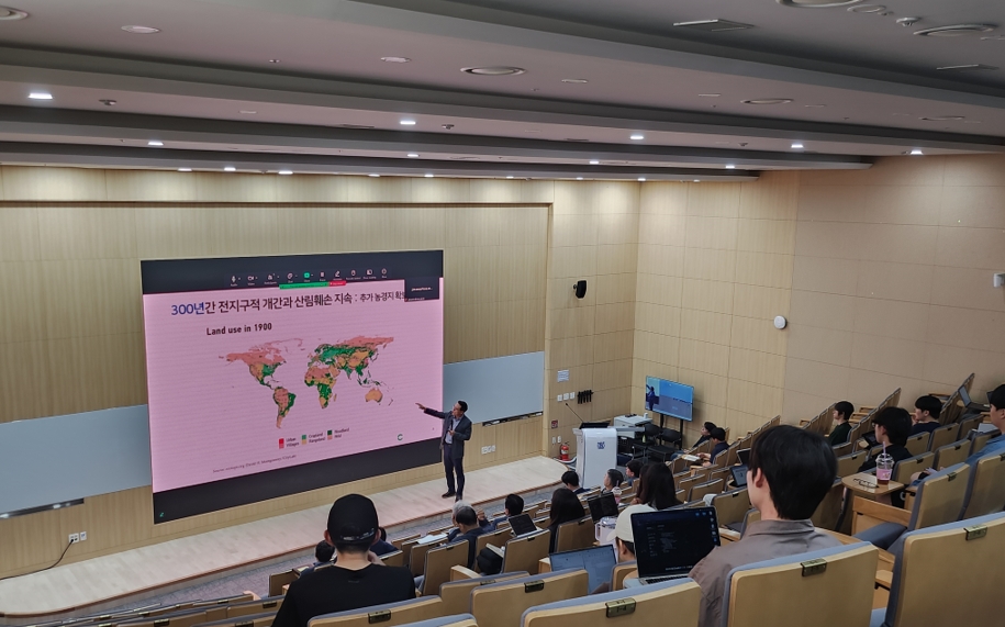 Students listening to Dr. Lee’s talk