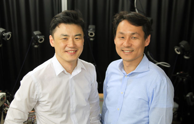 Professor KIM Ho-Young (left) and CHO Kyu Jin
