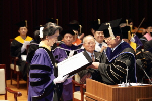 SNU President OH Yeon-Cheon awarded the degree to Dr. Suu Kyi.