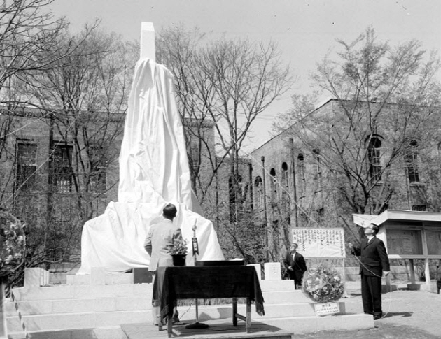 The Tower of April 19 Revolution unveiled at the old campus of SNU on April 19, 1961.
