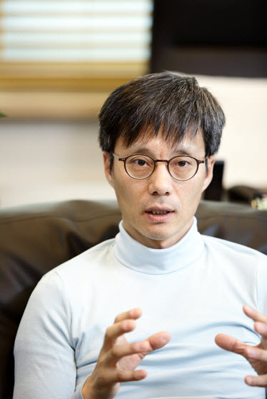 Professor HWANG Cheol Seong