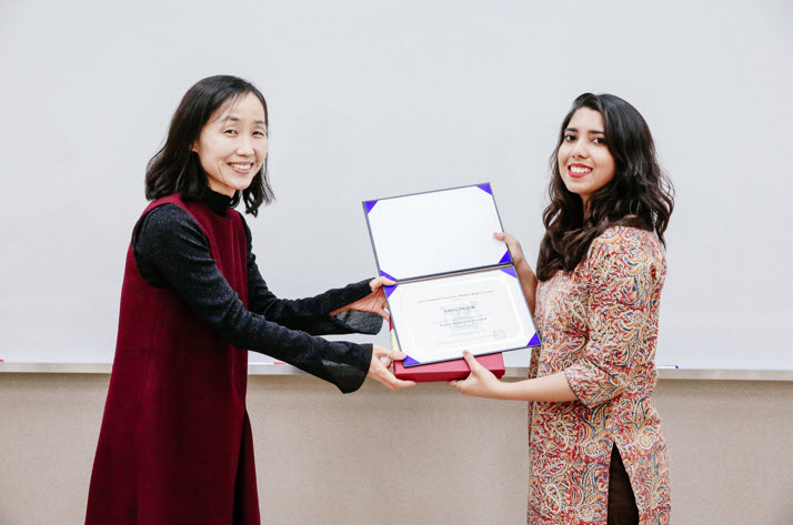Professor Dr Son Jeong CHO, the Director of SNU’s Human Rights Center, hands over the course certificate to Ashna Singh, a participant from India. © Juni