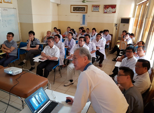 Dr. Kim In Kwon gives a lecture on joint surgery to Laotian doctors.