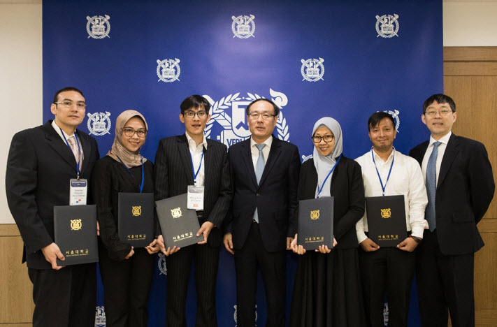 (From left) Sanchez Gonzalez Rene Esteban (Panama), Dewi Anggia Utami (Indonesia), Hoang Khoa Viet Bach (Vietnam), President Oh Se-Jung, Pinanga Yangie Dwi Marga (Indonesia), Shakya Prabin Raj (Nepal), and Associate Dean of International Affairs Cha Suk Won)