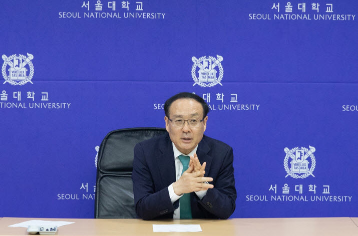 President Oh Se-Jung interviews with media