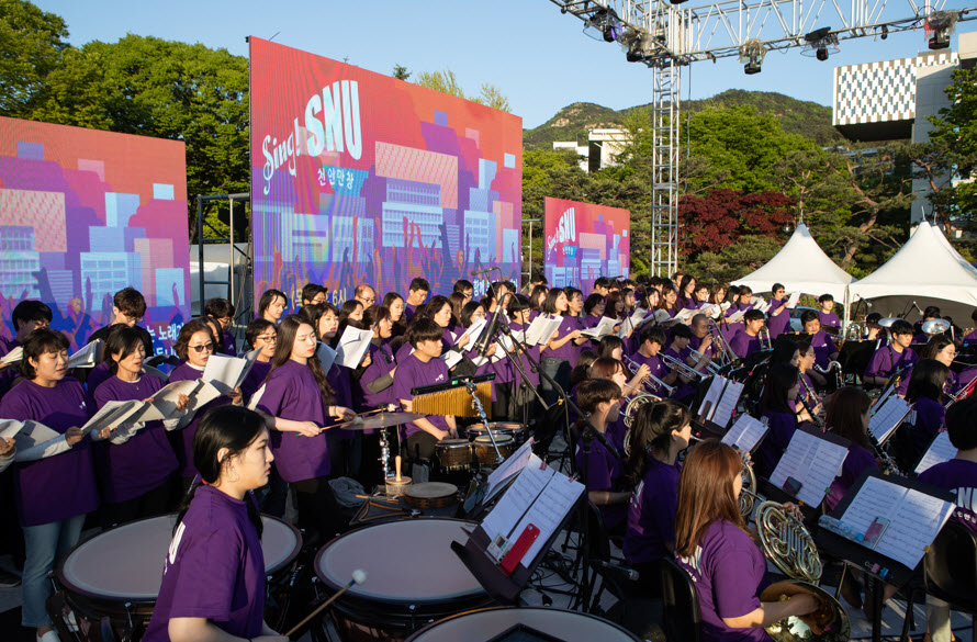 Professor Kim Young Yul (College of Music) conducted the orchestral accompaniment
